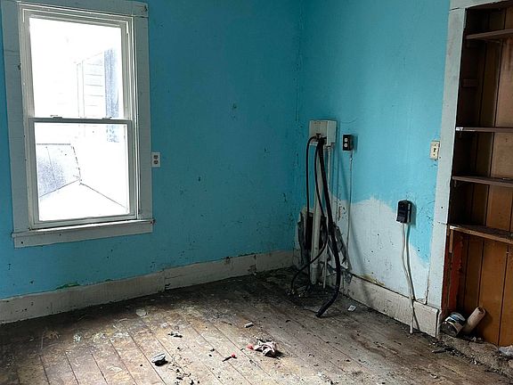 5th image of 128 E Ash St