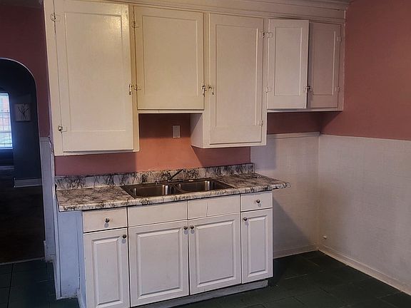 2nd image of 469 Emslie St Unit 1