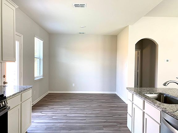 5th image of 144 Emma Dr