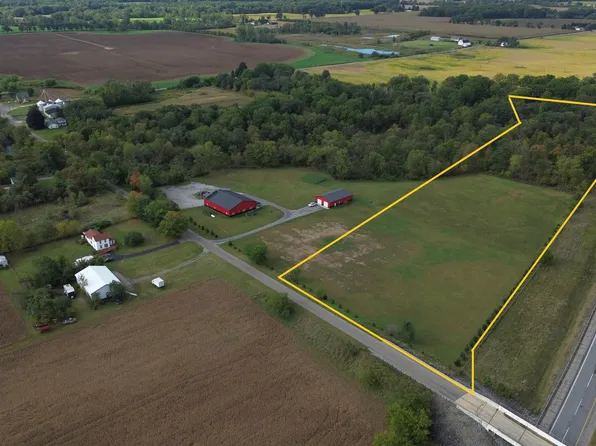 1050 Ea St, Howe, IN 46746