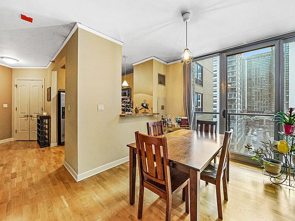 4th image of 420 E Waterside Dr Unit 404
