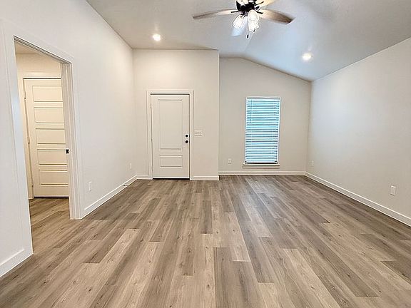 4th image of 2501 Kenwood Ave