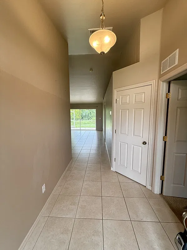 3 bed, 2.0 bath, 1837 sqft, $1,800 — Photo 2