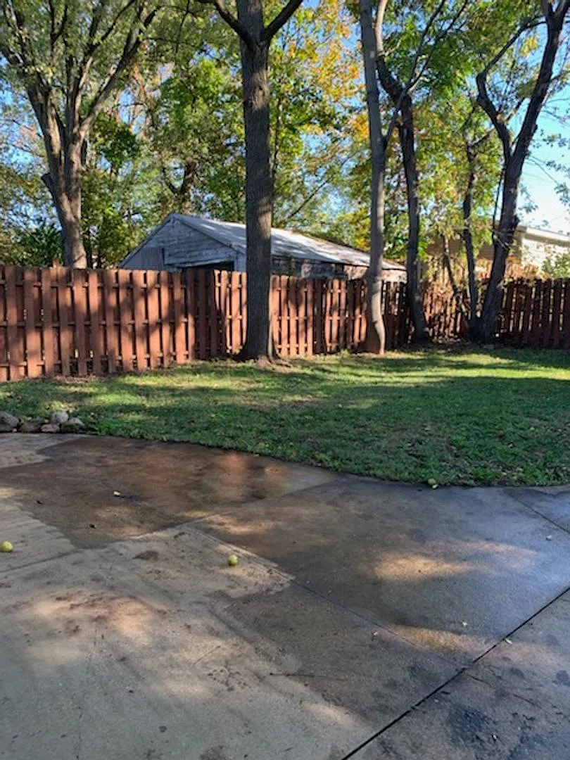 2 Bedroom 1 Bathroom Single Family on Double Lot — Photo 3