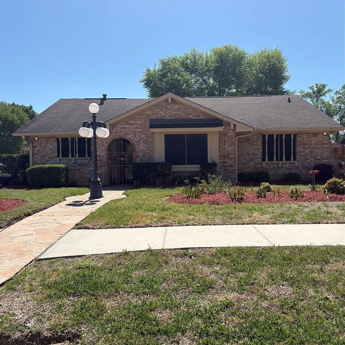 3 bed, 2.0 bath, 2288 sqft, $1,900 — Photo 1