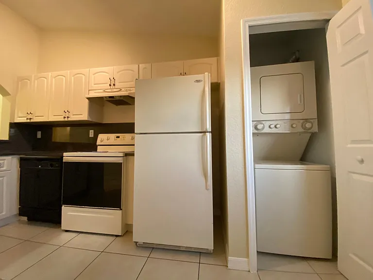 1260 SE 29th St #203 — Photo 3