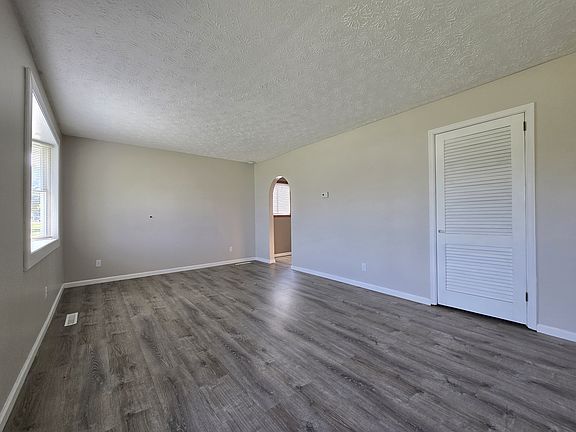 2nd image of 2952 Louise Ave