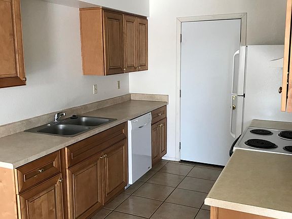3rd image of 3651 E Bellevue St