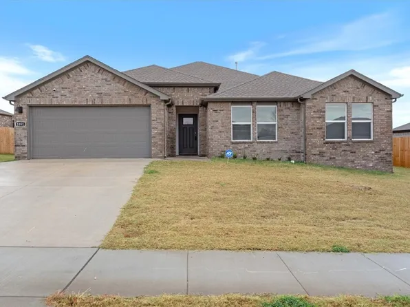 1051 Emerald St, Prairie Grove, AR 72753