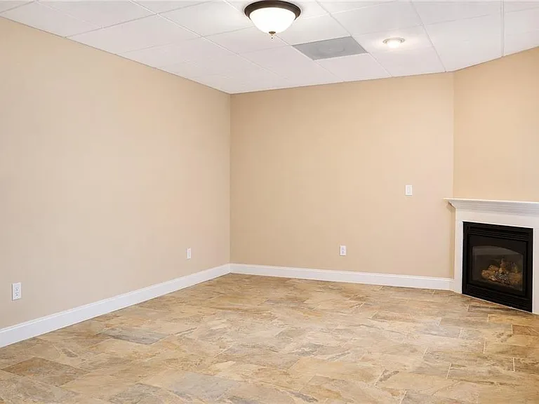 340 Nell Ct — Photo 26