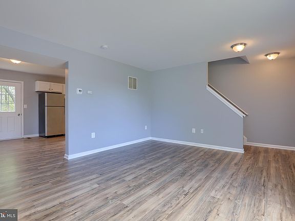 5th image of 33 Red Bird Ln