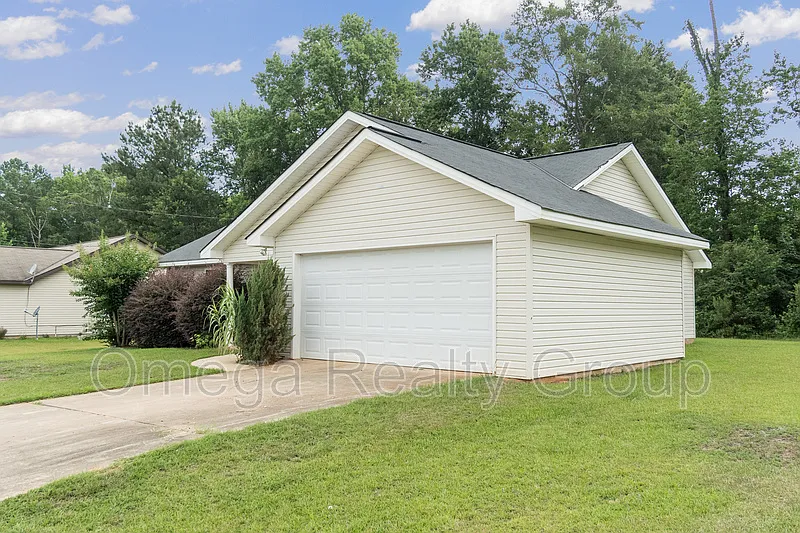 4 bed, 2.0 bath, 1396 sqft, $1,420 — Photo 3