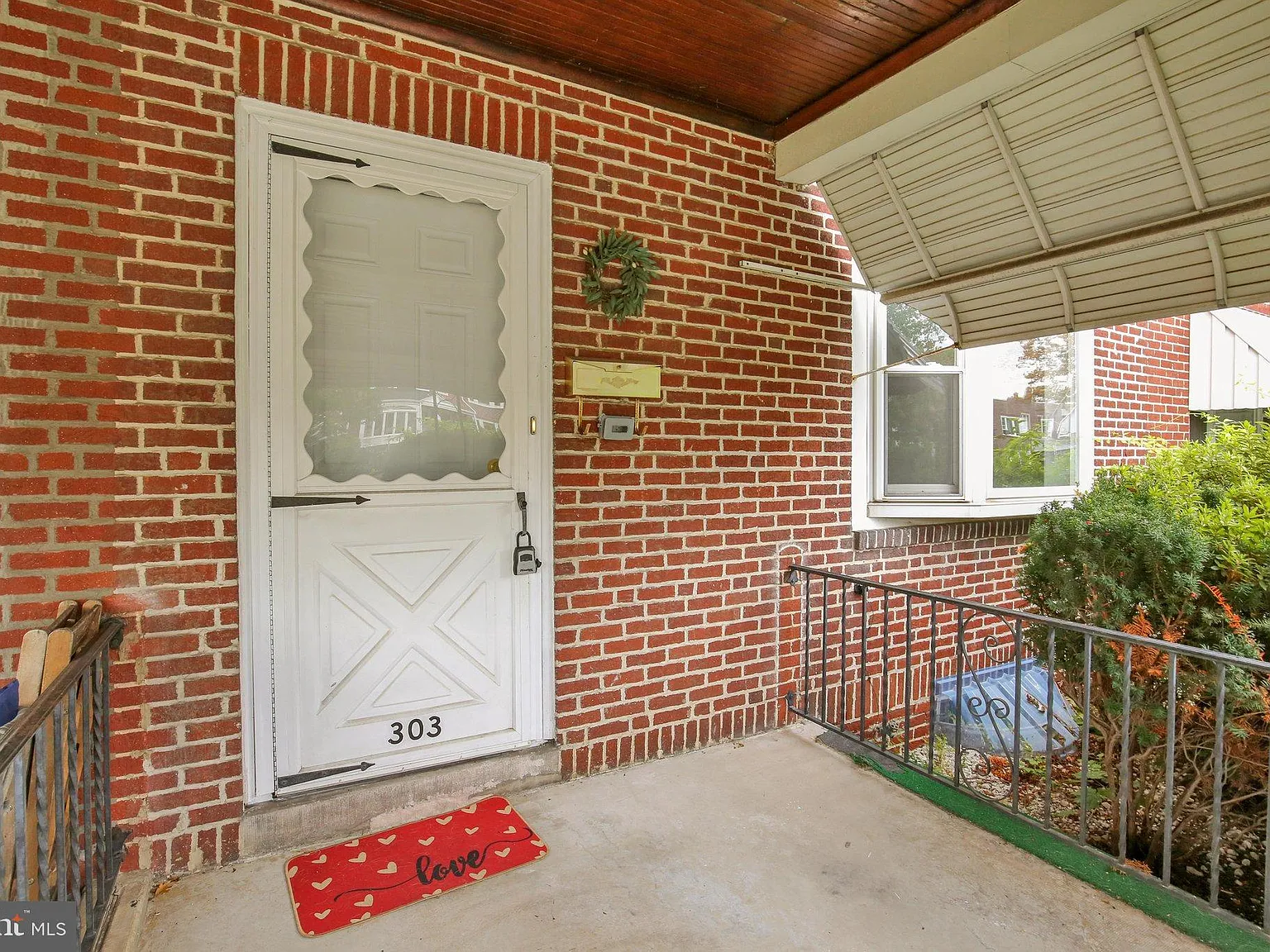3 bed, 2.0 bath, 1104 sqft, $2,100 — Photo 2
