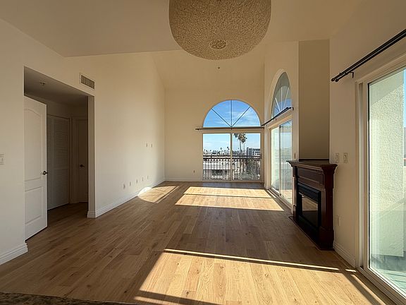 2nd image of 908 S Ardmore Ave Unit 505