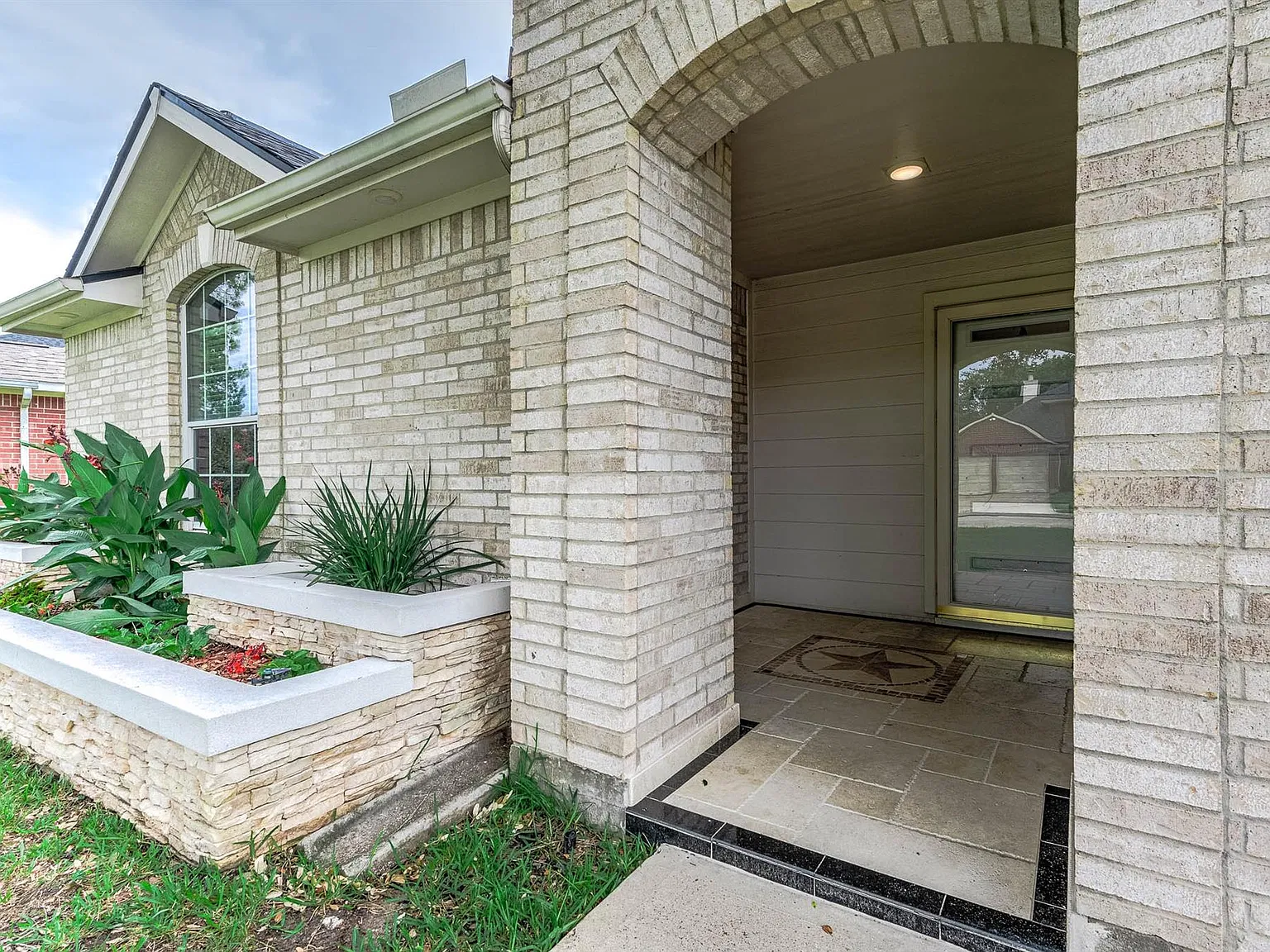 3 bed, 2.0 bath, 1602 sqft, $2,200 — Photo 3