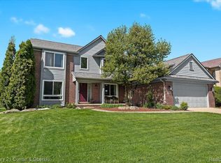 1852 Twin Sun Cir, Commerce Township, MI