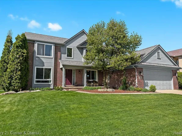 1852 Twin Sun Cir, Commerce Township, MI 48390