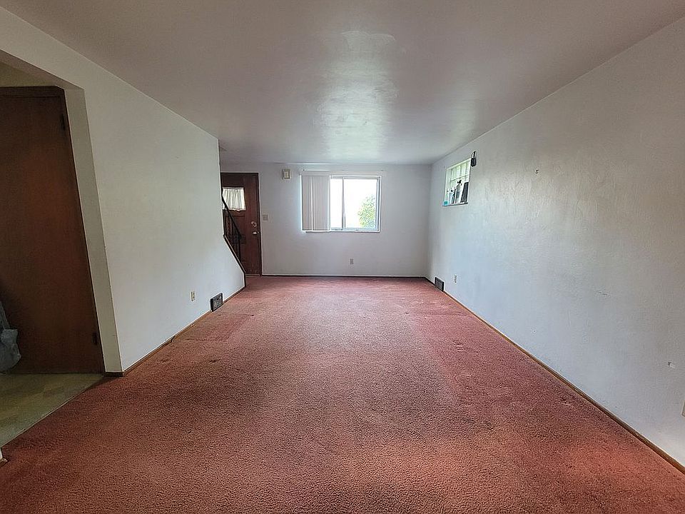 Living Room 20’3” x 11’3”