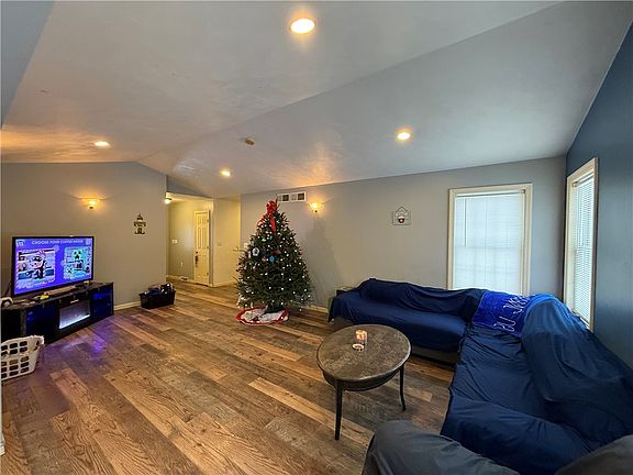 4th image of 173 Rosewood Ave