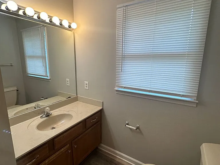1130 Sloan St — Photo 16
