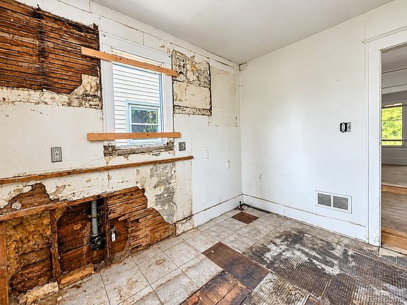 4th image of 1929 Florence St