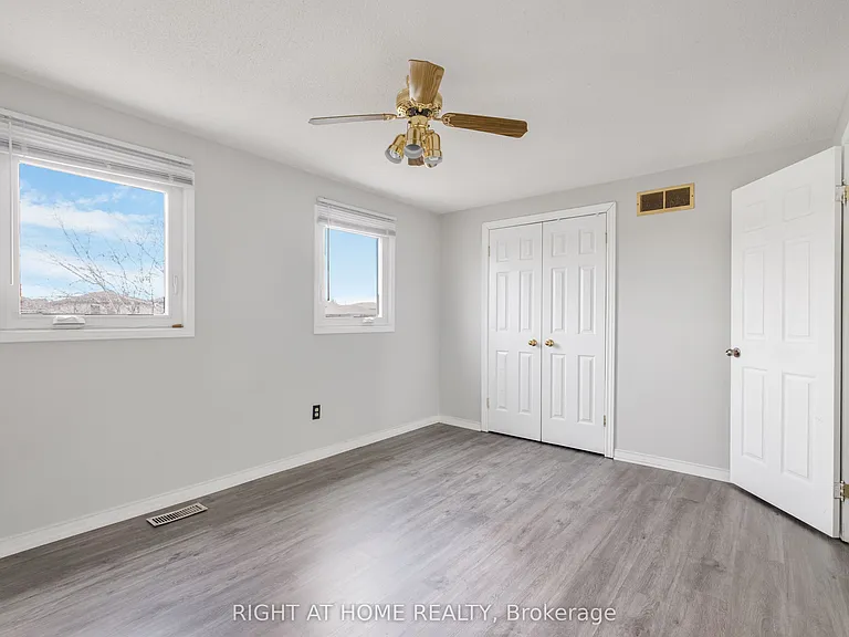 39 Martindale Cres — Photo 11