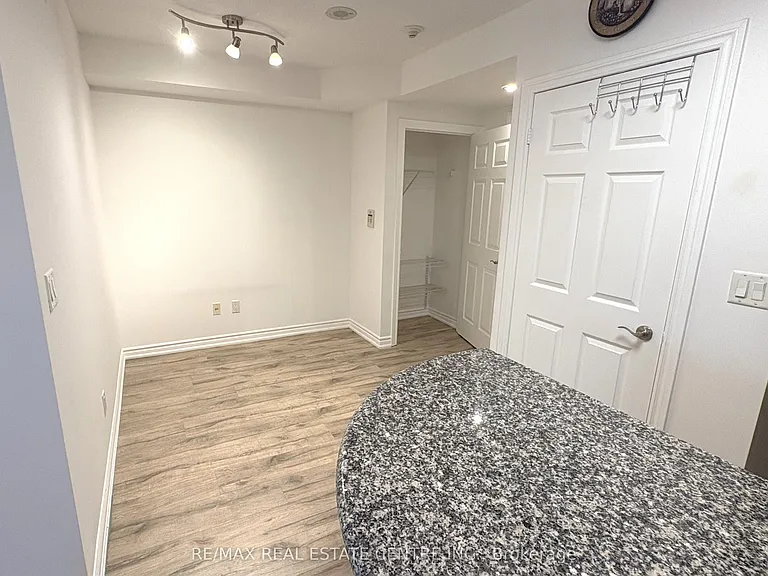 250 Wellington St W #1729 — Photo 4