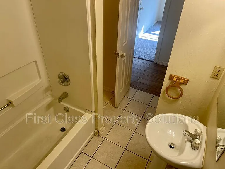 1132 N Gardner Ave — Photo 9
