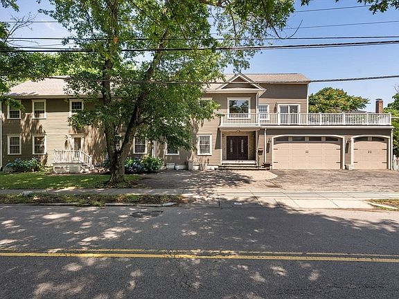 2nd image of 107 Rowe St #107