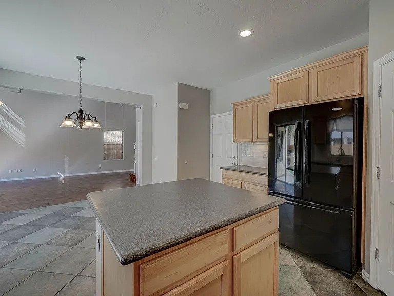 2143 W Marconi Ave — Photo 7