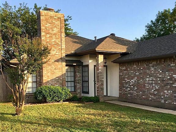 3rd image of 208 Sunset Dr