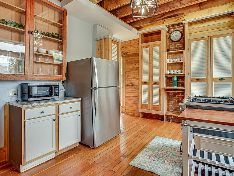192 Charles Ave — Photo 10