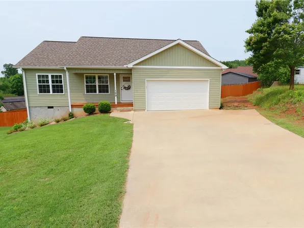 109 Sycamore Ct, Pickens, SC 29671