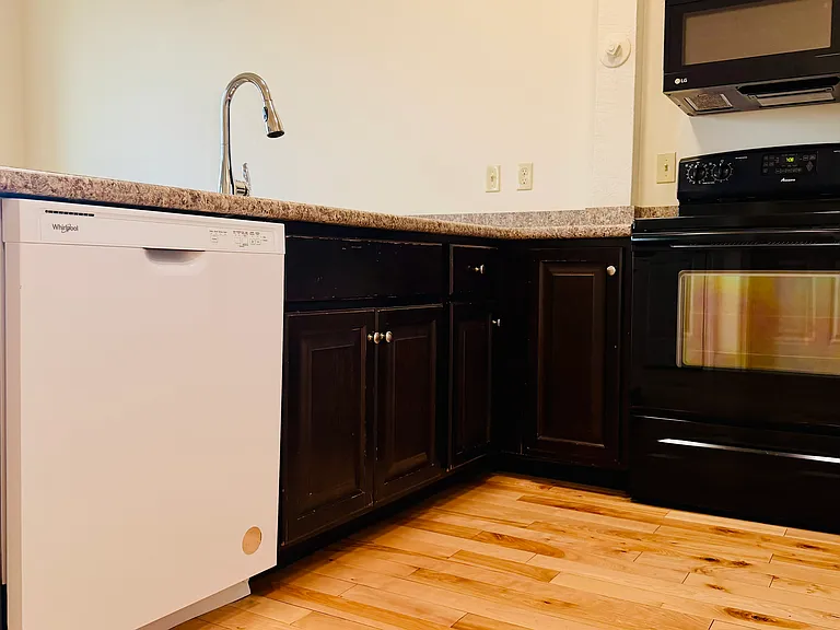 191 College St #212 — Photo 8