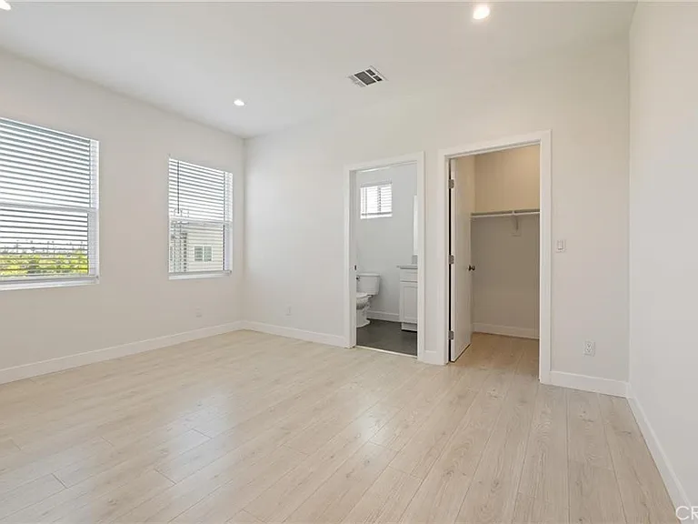 1143 1/2 Irolo St — Photo 7