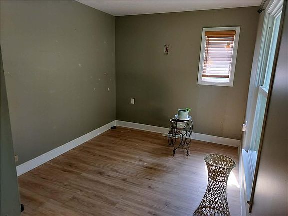 3rd image of 105 Spruce St