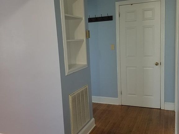 3rd image of 217 Riverview Ct