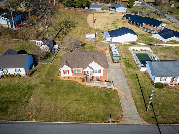 4th image of 148 Nicole Dr