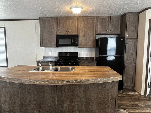 3rd image of 477 Selkirk Dr