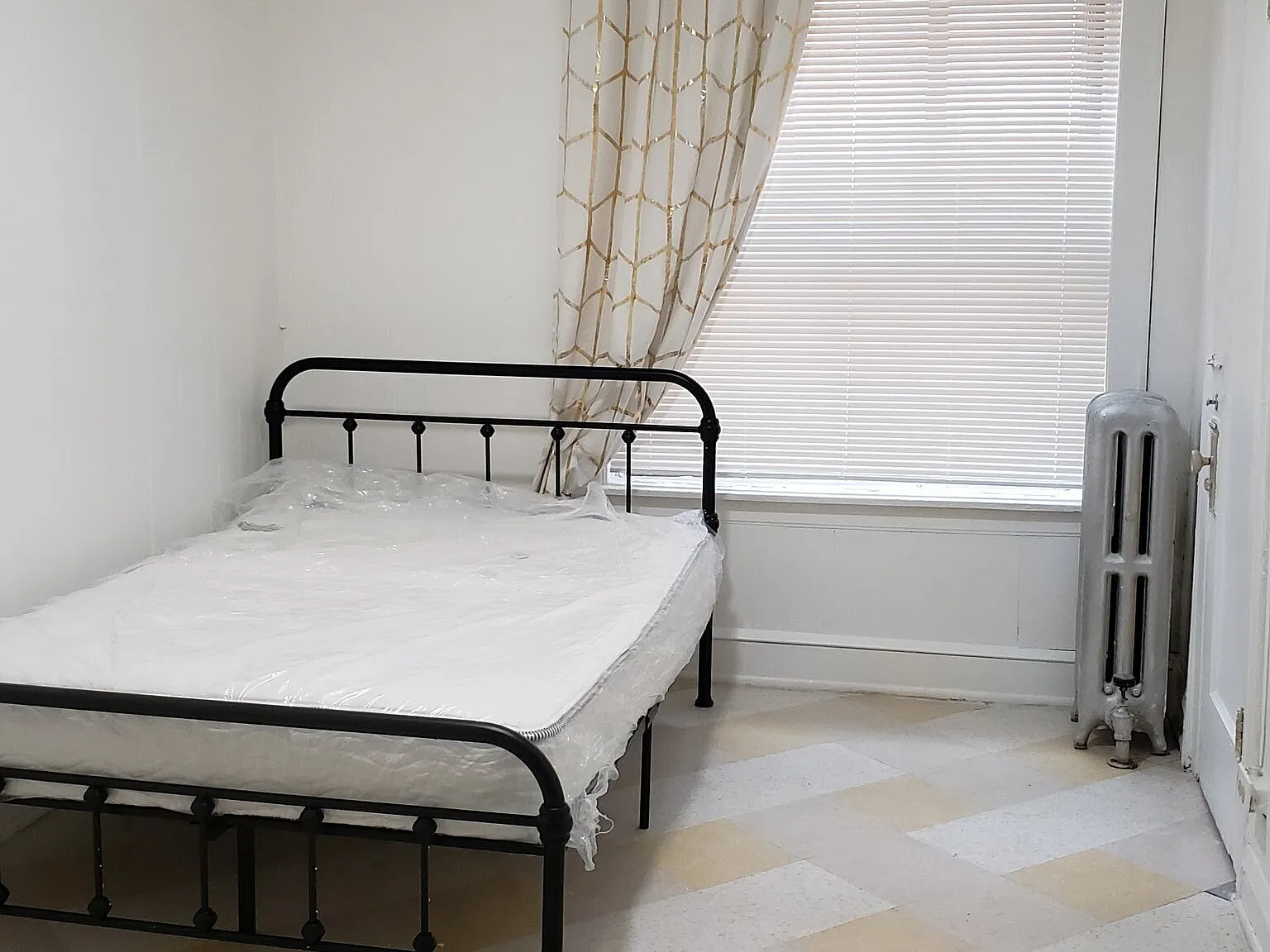 Immediate occupancy Hyde Park Furnished Room — Photo 3