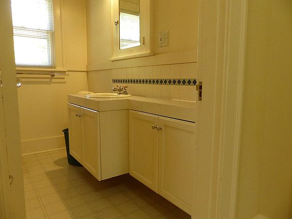 Main Flr Bath/ sink