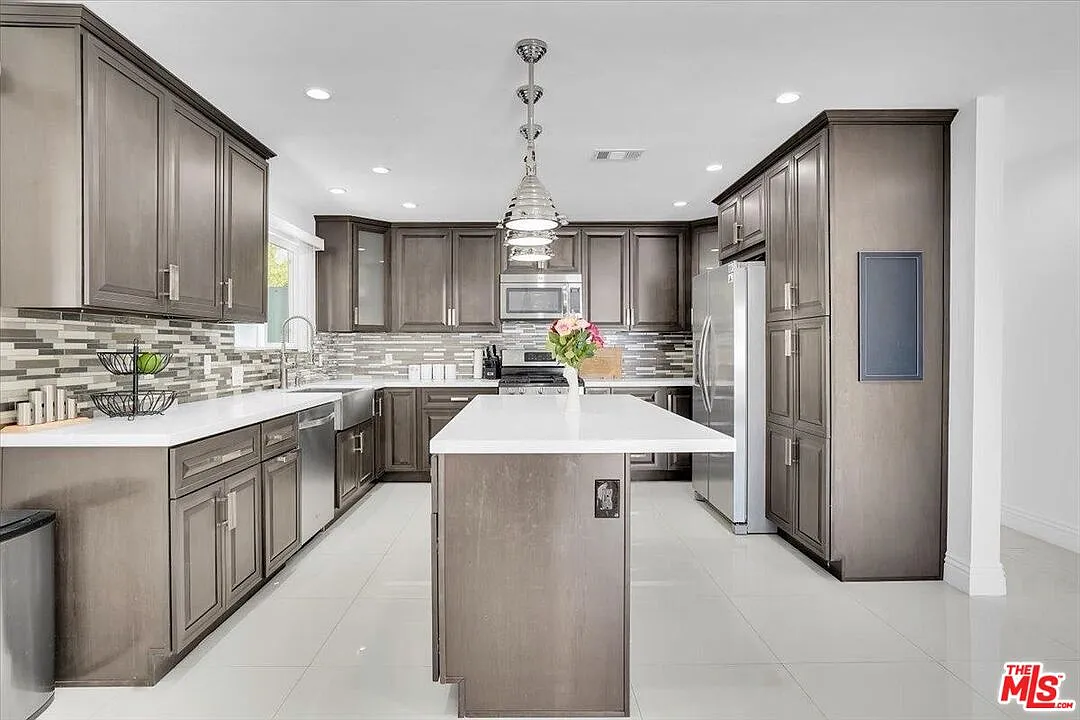 3 bed, 2.0 bath, 1570 sqft, $5,899 — Photo 3