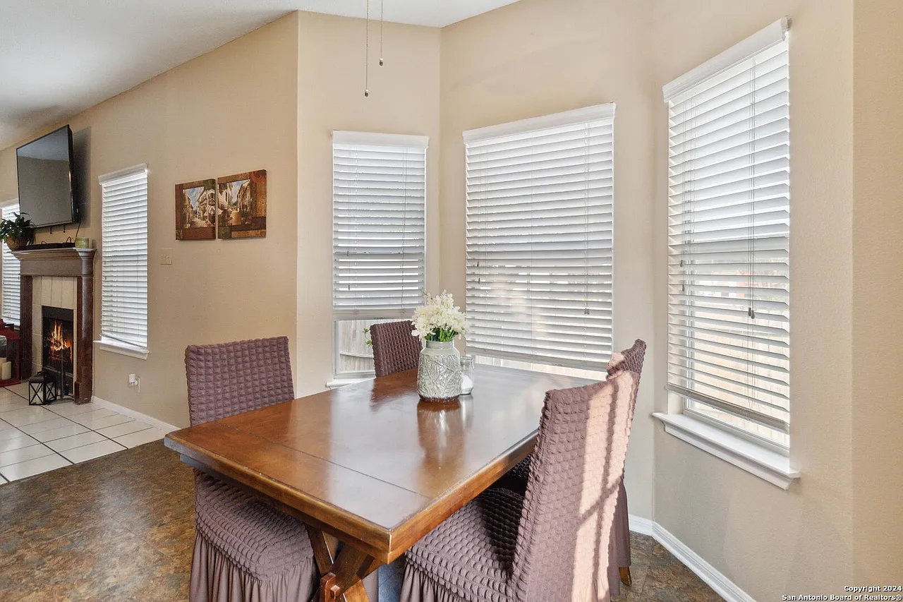 3 bed, 2.5 bath, 1383 sqft, $1,720 — Photo 3