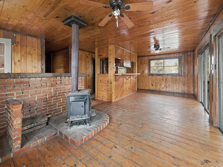 20973 Lakeview Dr — Photo 2