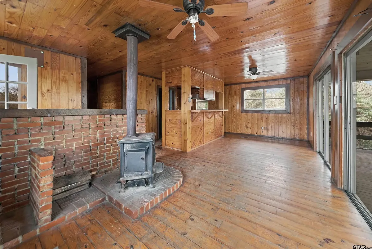 Building Photo - 20973 Lakeview Dr