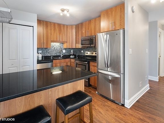 3rd image of 3033 N Sheridan Rd APT 811