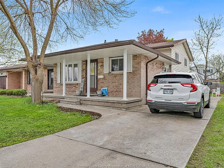 1493 Azalia Cres — Photo 6