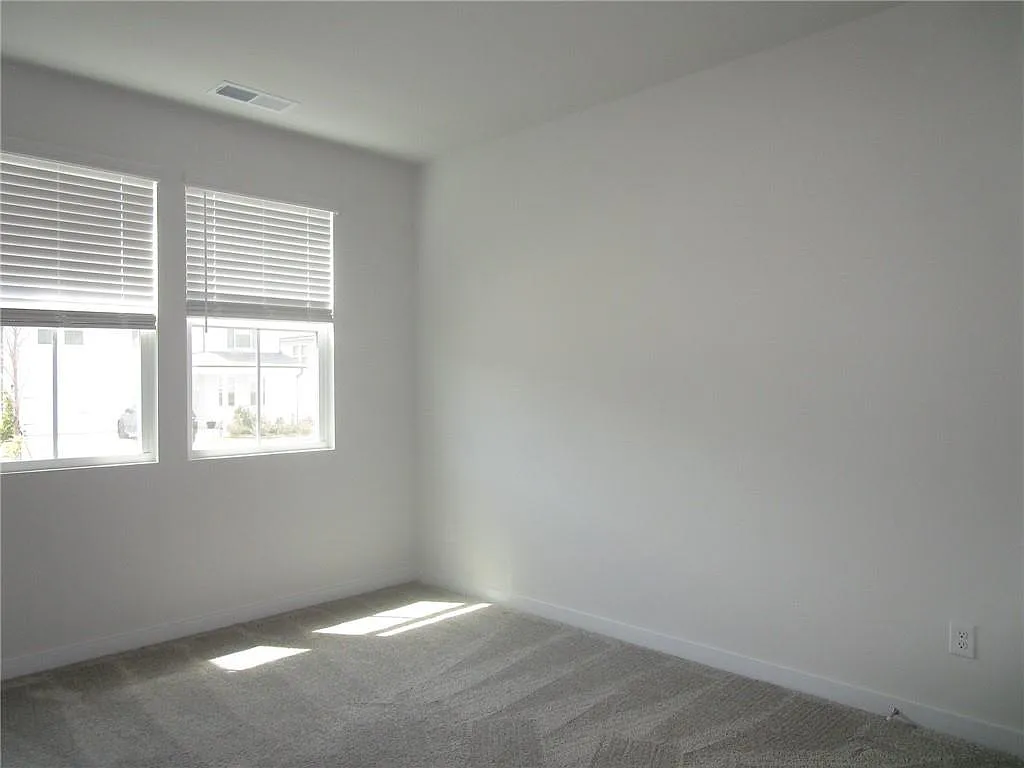 4 bed, 3.0 bath, $2,400 — Photo 3