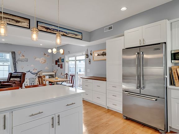 3rd image of 104 Holland St #3