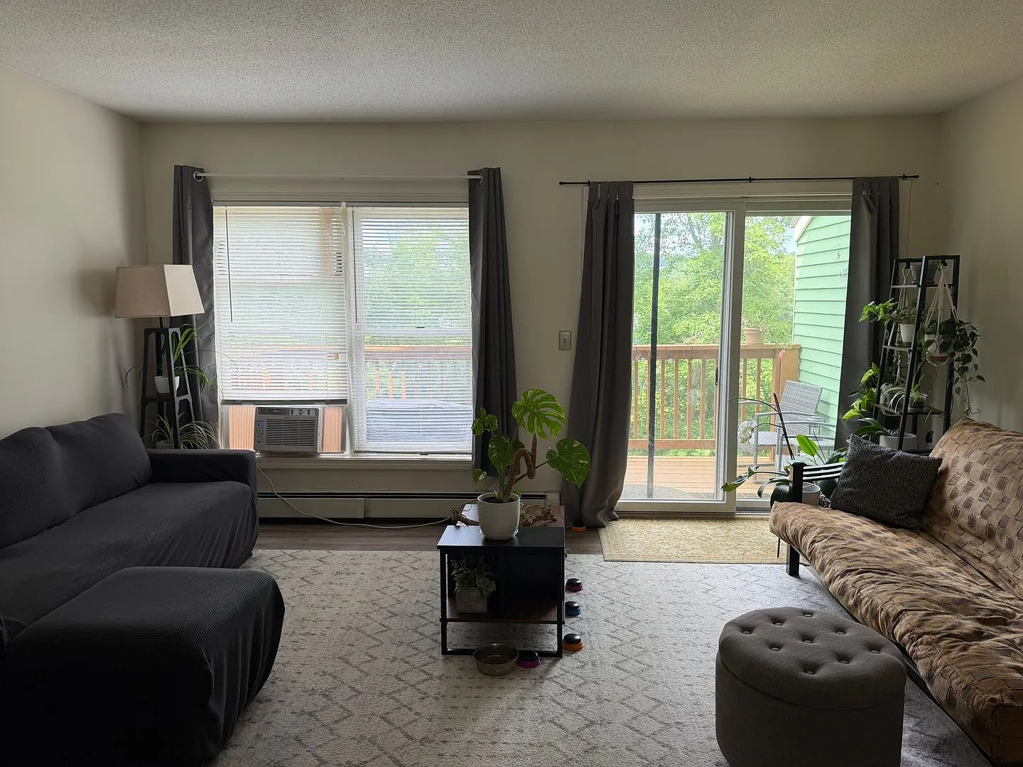 2 bedroom, Lakeview condo — Photo 3